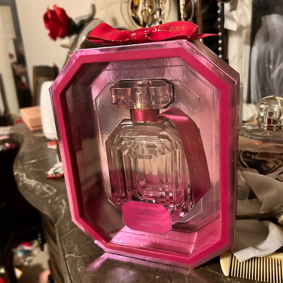 Bombshell Magic! - Picture 7 of 8